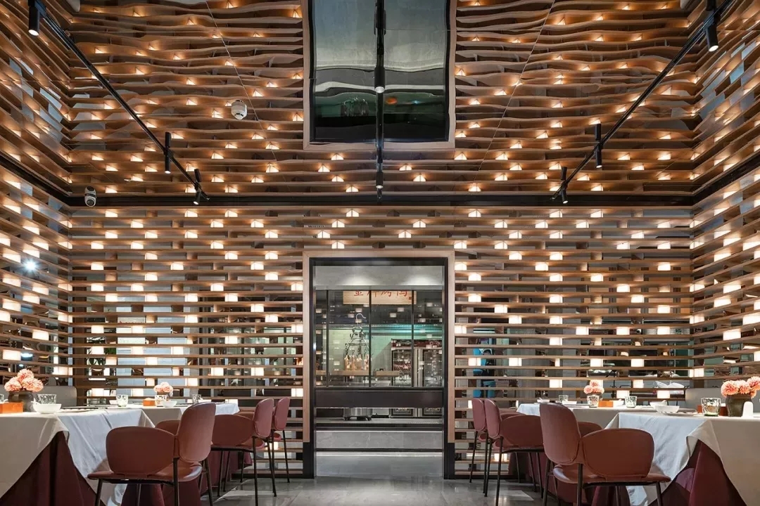 喜茶大鸭梨烤鸭店以全新的餐饮空间设计，冲破品牌桎梏，重塑品牌形象