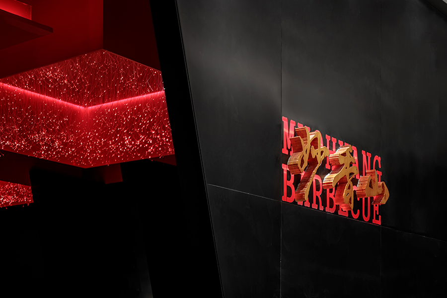喜茶这家烤肉店的餐饮空间设计，俨然是红与黑的世界